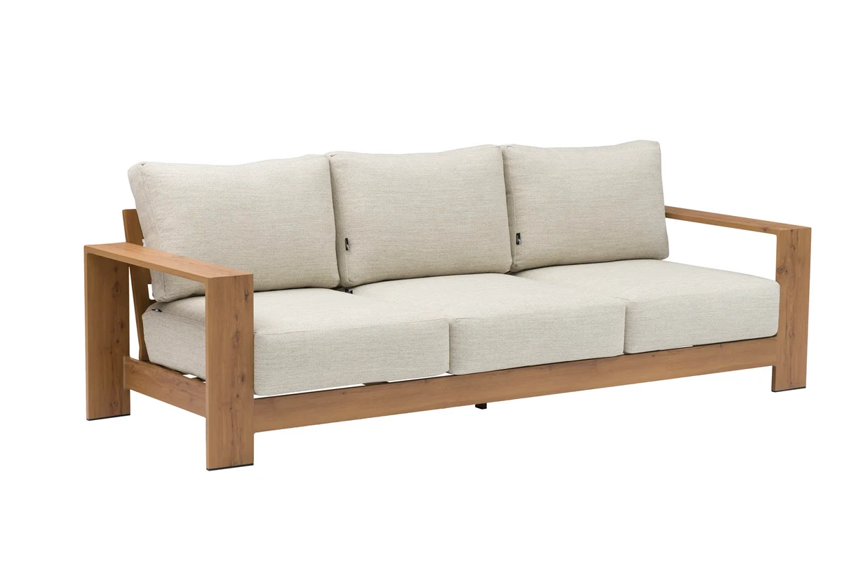 Outdoor-Sofa mit warmem Gestell und hellen Kissen