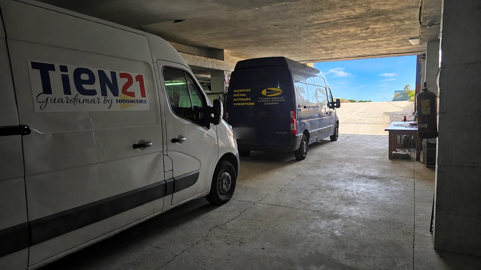 Samochody dostawcze TODOMUEBLE i TIEN21 w magazynie w Guardamar