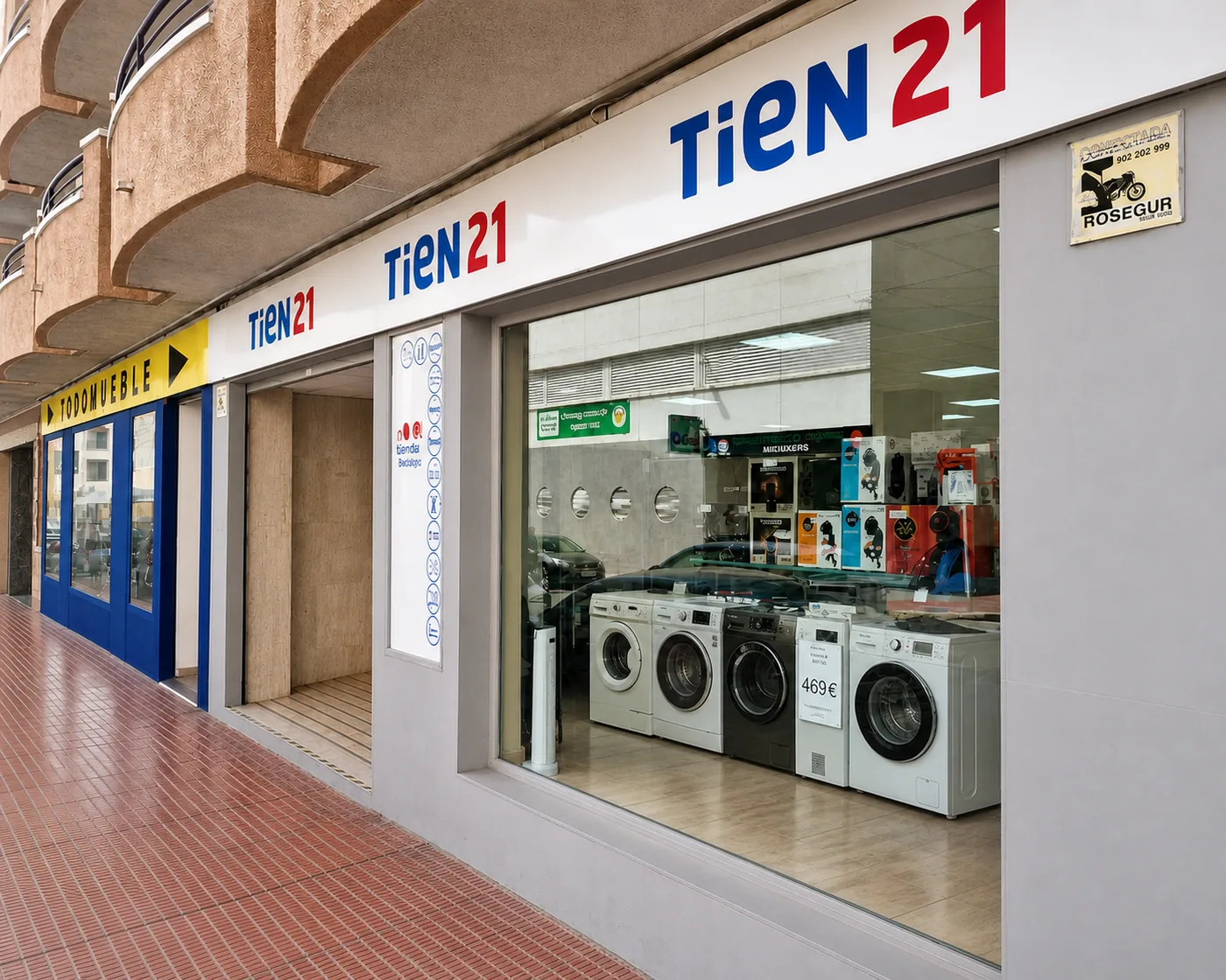 Fațada actuală a magazinului TODOMUEBLE și TIEN21 din Guardamar del Segura