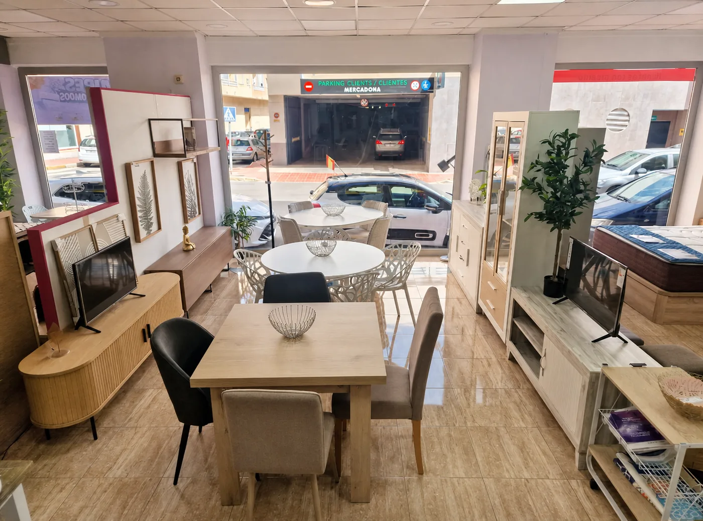 Mobilier expus în magazinul actual TODOMUEBLE din Guardamar