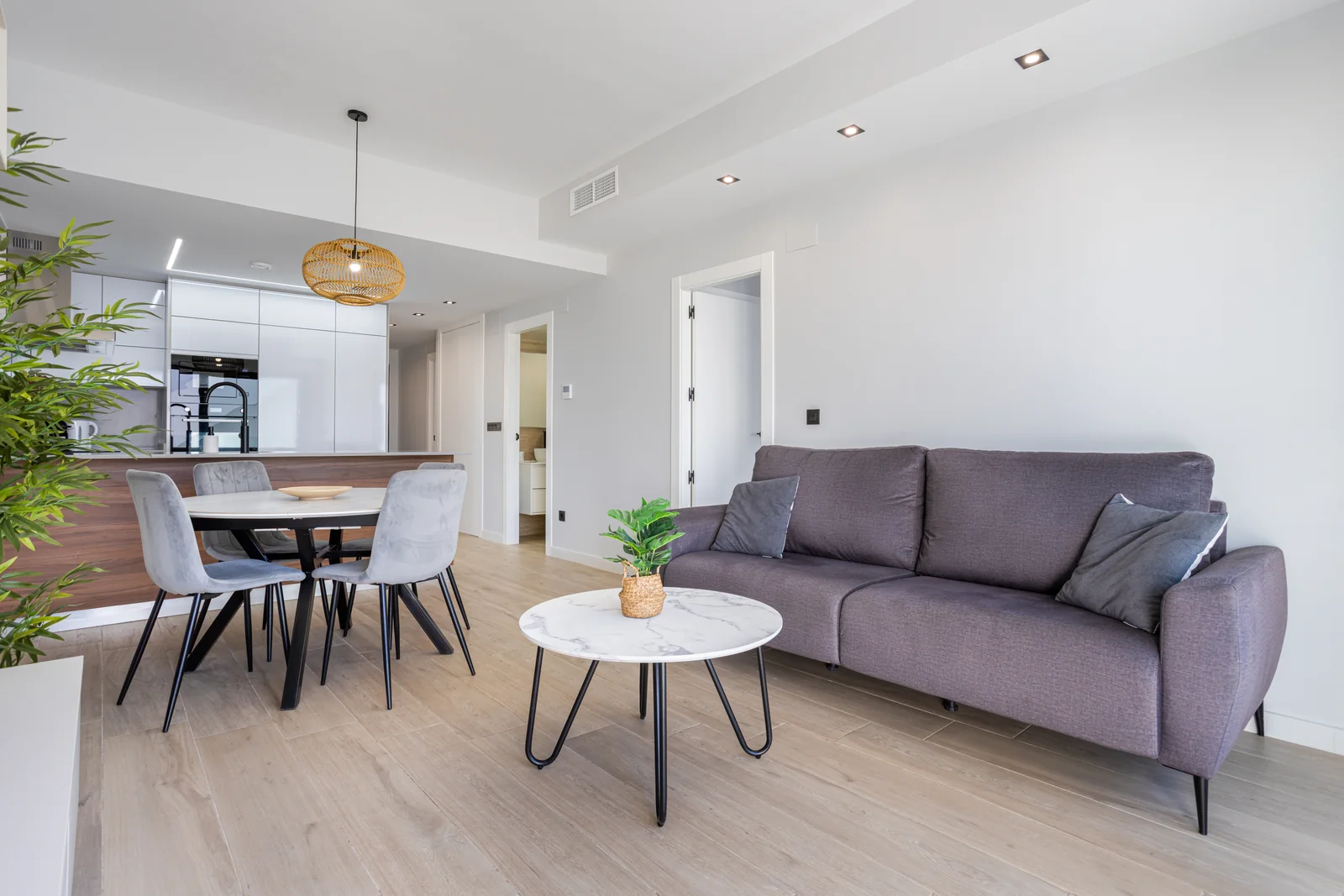 Apartament luminos, mobilat și pregătit pentru locuit