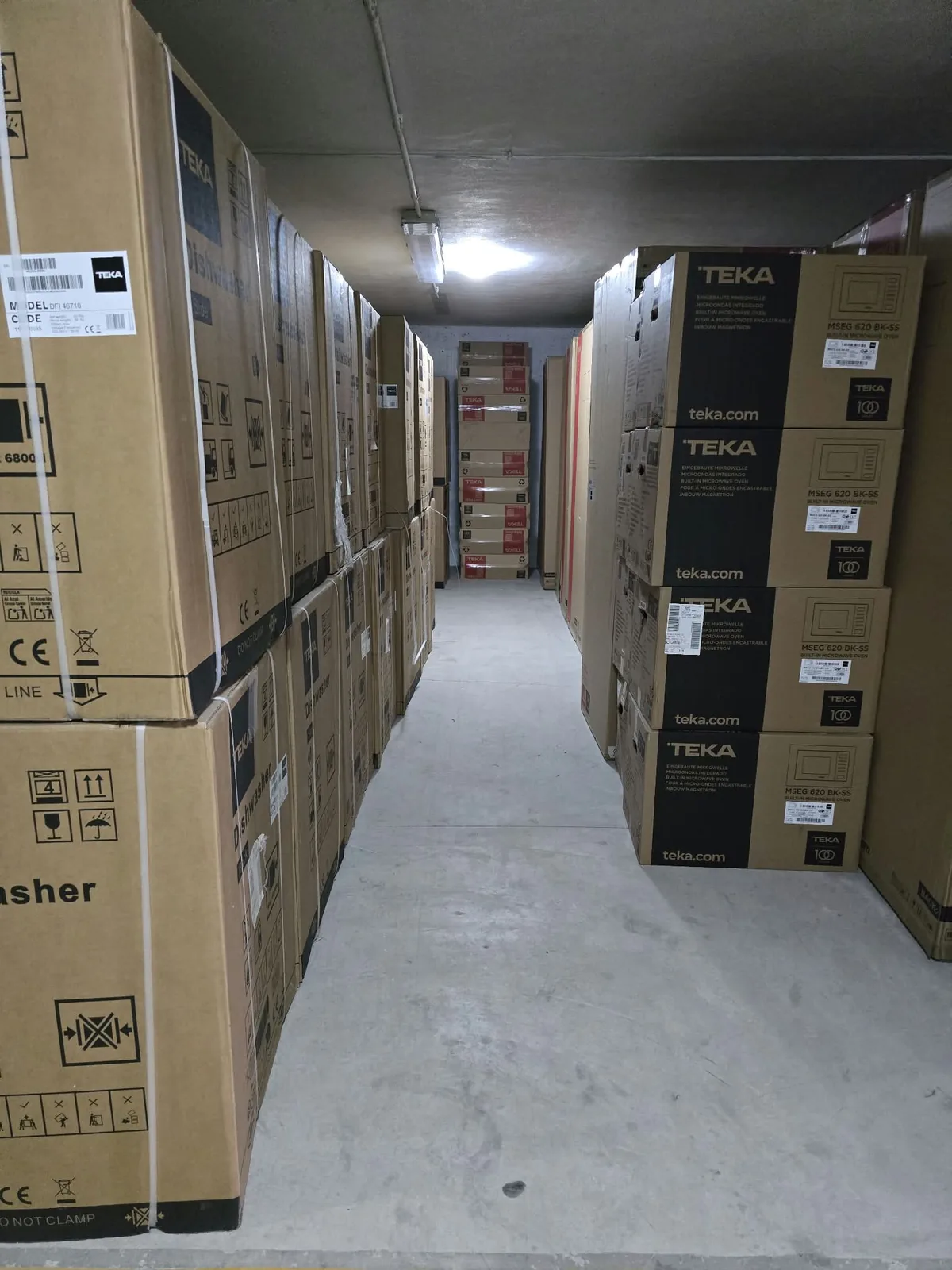 Culoar cu electrocasnice în depozitul TODOMUEBLE