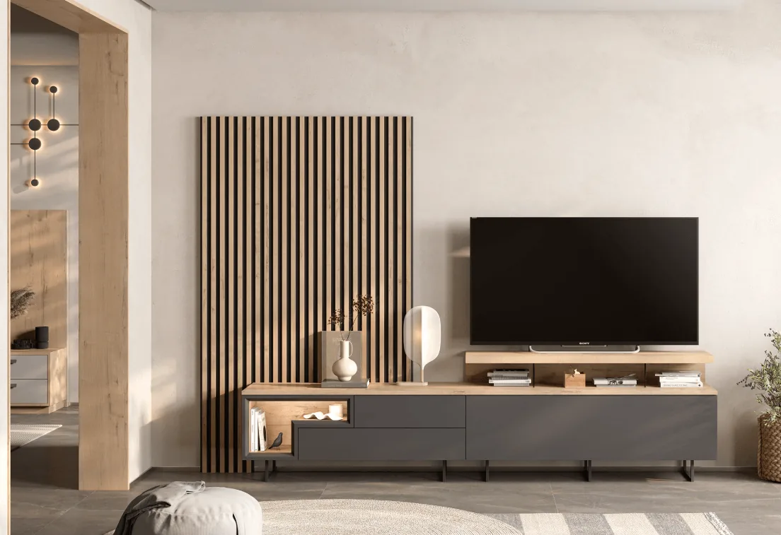 Composición de salón con panel alistonado y mueble oscuro