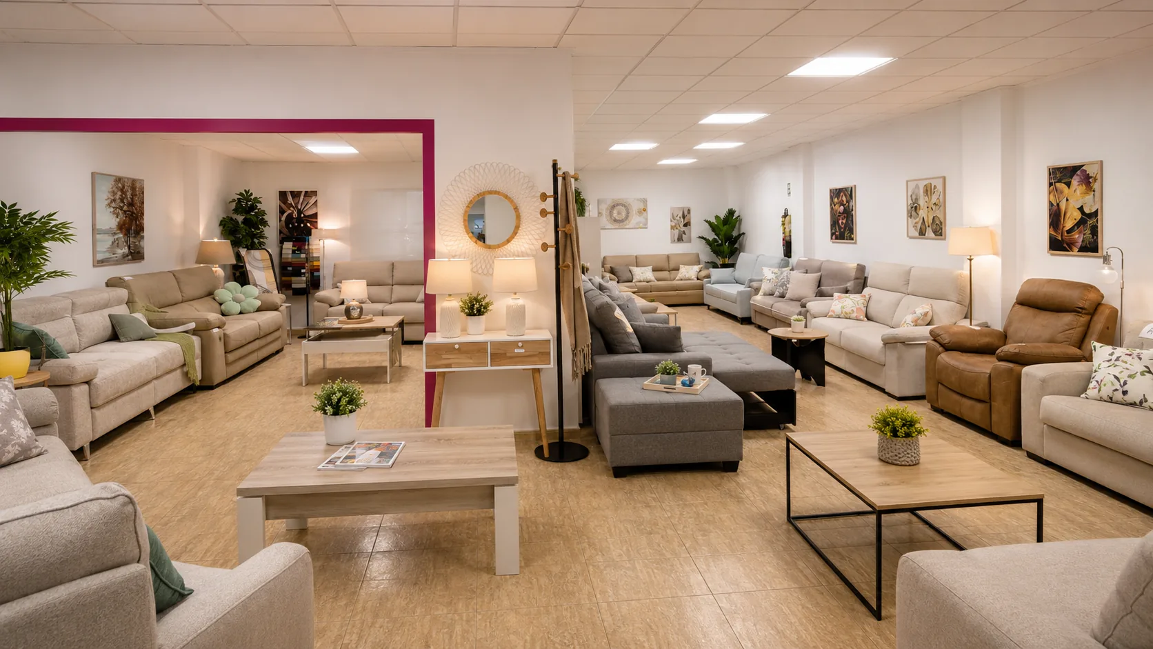 Ambiente de exposición con sofás y mesas de centro