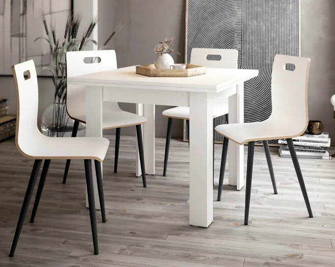 Mesa de comedor blanca con sillas tapizadas