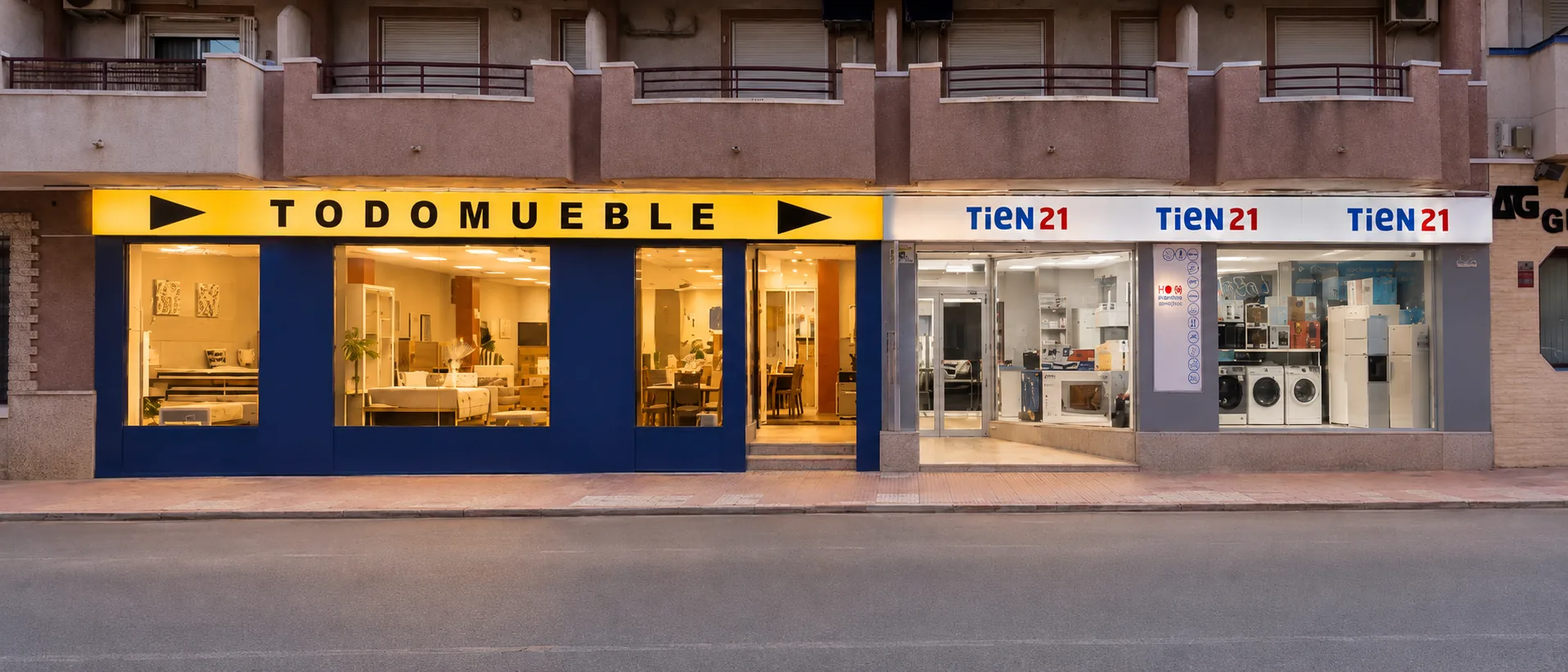 Fachada de TODOMUEBLE y TIEN21 en Guardamar del Segura