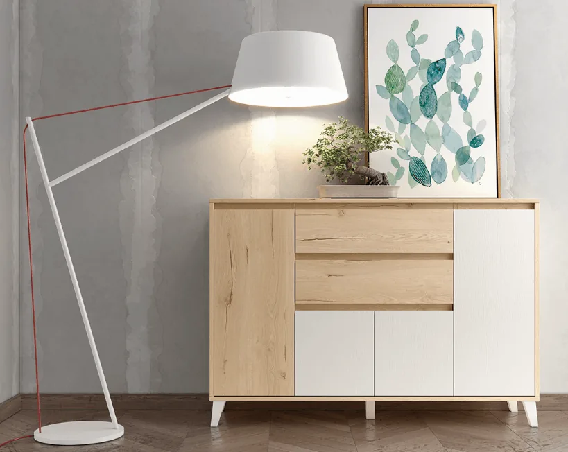 Aparador y zona de comedor con iluminación suspendida