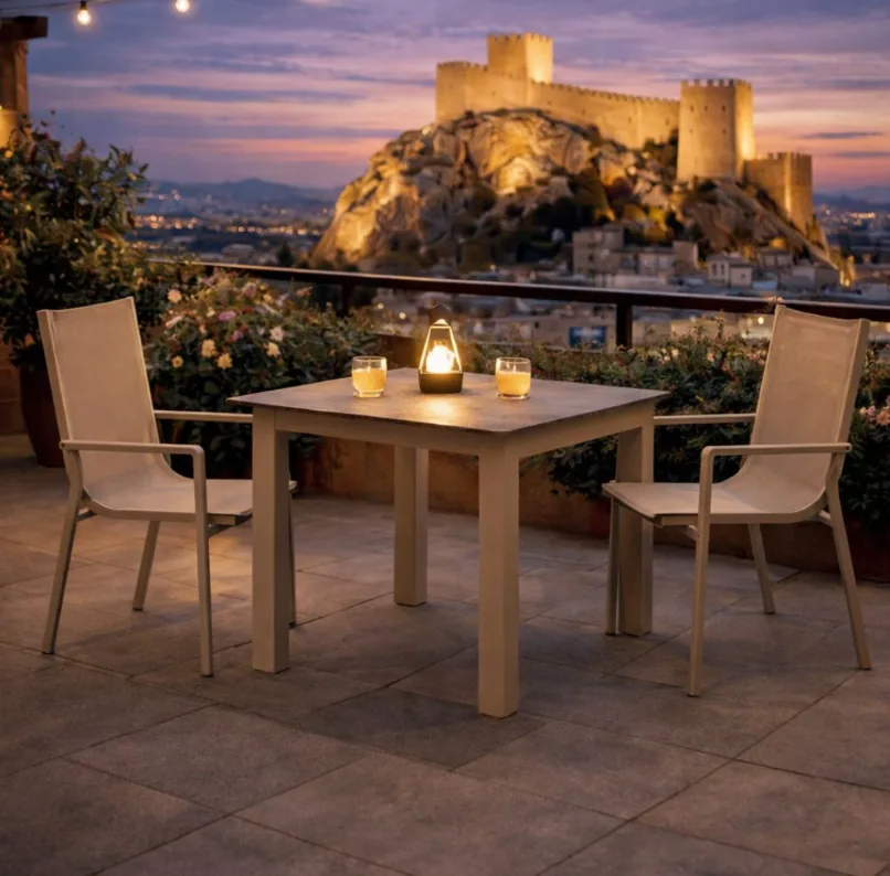 Mesa de terraza preparada para una cena al aire libre