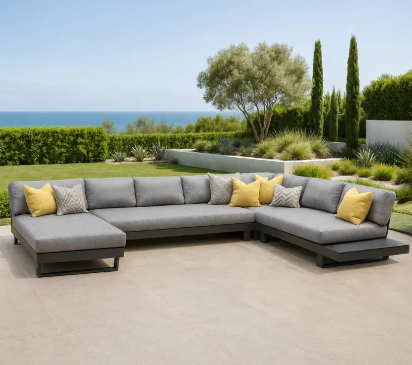 Sofá modular de exterior en un jardín amplio