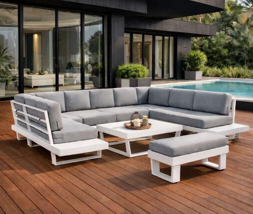 Sofá de exterior en una terraza acogedora