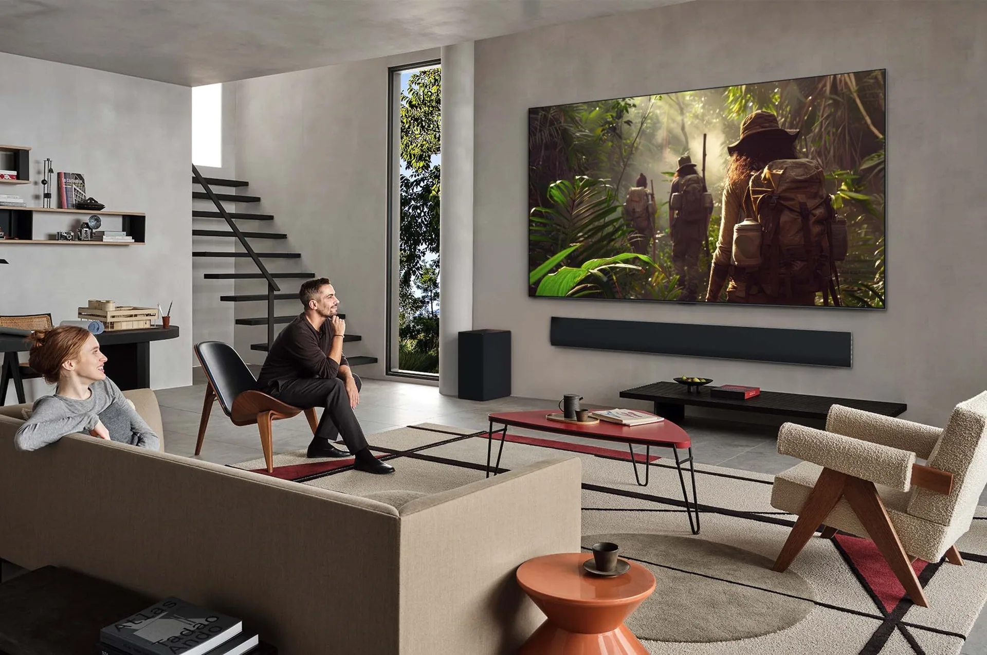 Pareja disfrutando de un televisor en un salón contemporáneo