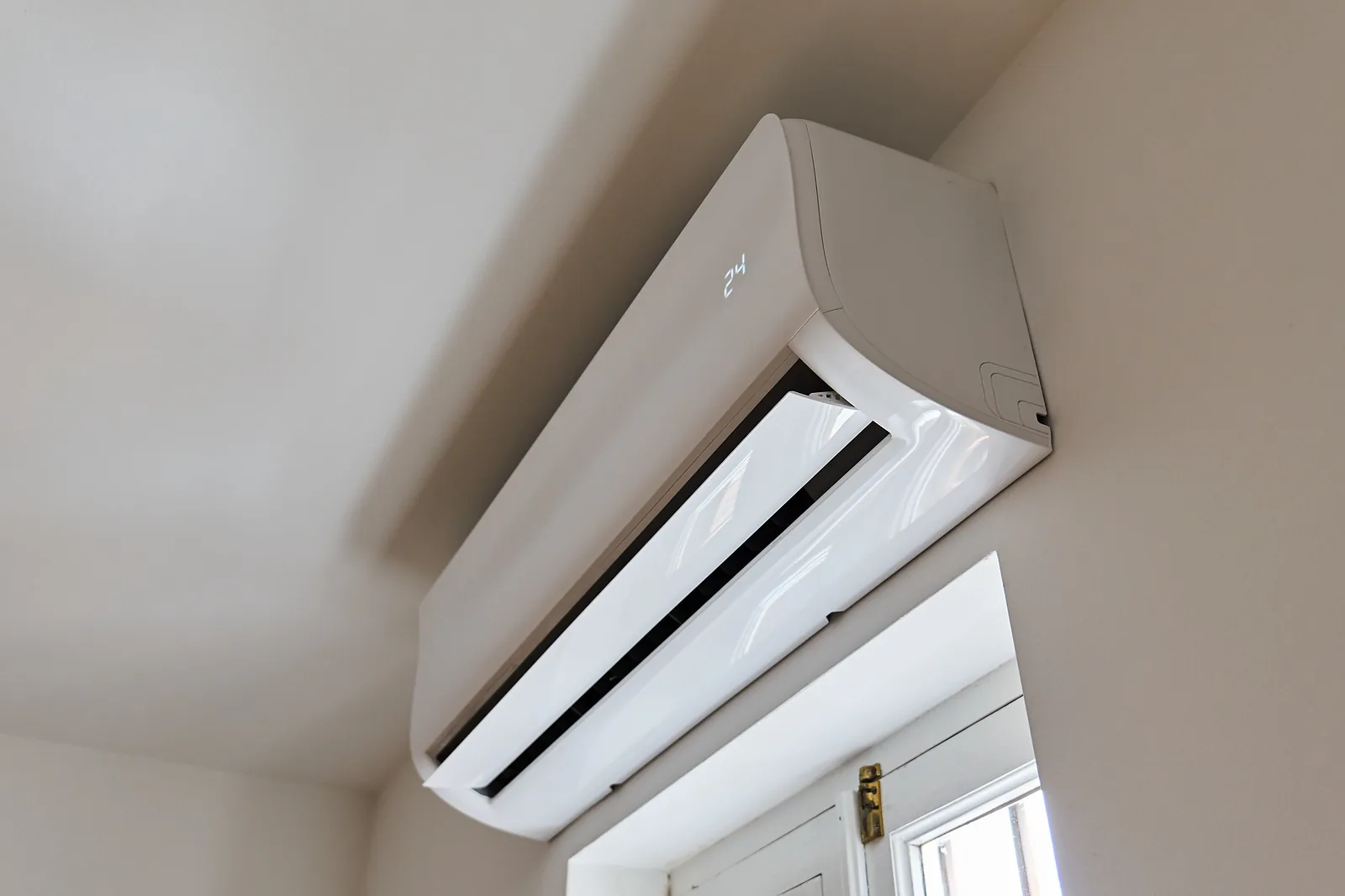 Aparat de aer condiționat montat pe perete într-o cameră luminoasă