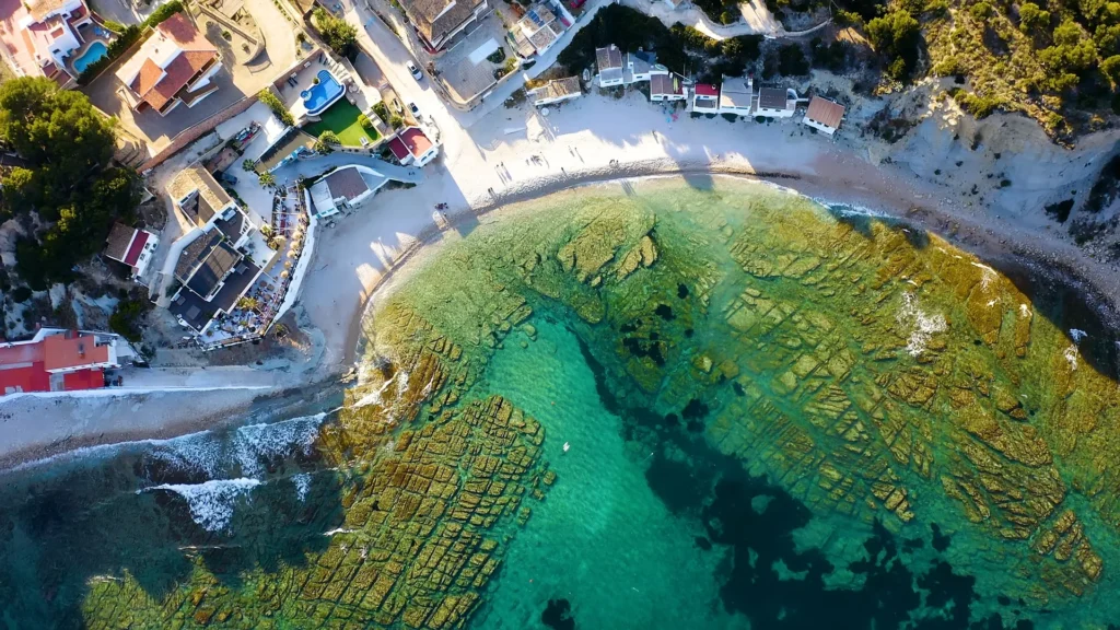 Vedere aeriană a golfului Portitxol, numit și La Barraca, în Jávea/Xàbia
