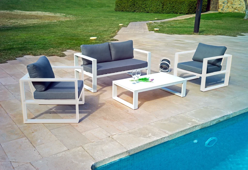Outdoor-Sofa, Sessel und Tisch neben einem Pool
