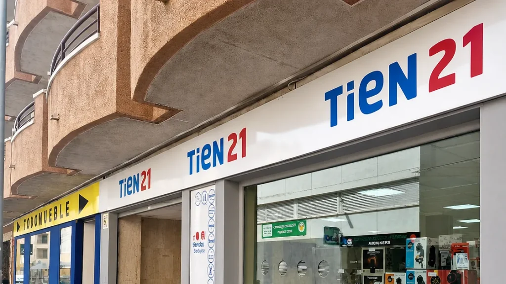 TODOMUEBLE and TIEN21 shopfront in Guardamar del Segura